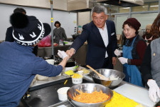[포토] 경북도민행복대학 학생과 주먹 인사하는 김학동 예천군수