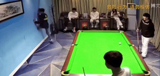 벽을 종이로 만들었나?…당구 치다 욱한 남성 발길질에 구멍 뻥