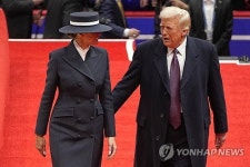 마이클 잭슨 같은데?…멜라니아 패션 화제