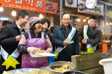 [포토] 설 맞이 장보기 나선 박남서 영주시장