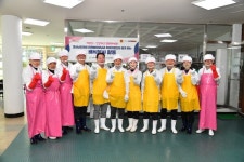 경남도의회 의장단 김해 복지관 경로식당에서 배식 봉사