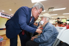 [포토] 어르신께 카네이션 달아드리는 김학동 예천군수