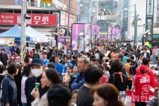열기 이어간다...구미시, 인동시장서 낭만 야시장 개장