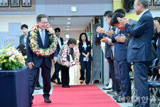취임 3주년 축하 꽃목걸이 받는 김진열 군위군수