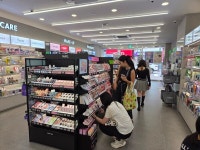 [르포] 부산 오면 꼭 들른다...외국인 몰려드는 CJ올리브영, K뷰티 관광 허브로