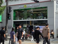[르포] 부산 오면 꼭 들른다...외국인 몰려드는 CJ올리브영, K뷰티 관광 허브로