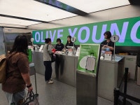 [르포] 부산 오면 꼭 들른다...외국인 몰려드는 CJ올리브영, K뷰티 관광 허브로