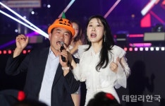 2025 상주 세계모자페스티벌 개막...관객과 함께하는 가수 주미
