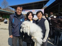 여주희 안동시의원, 유기견보호센터 봉사…생명존중 실천 앞장
