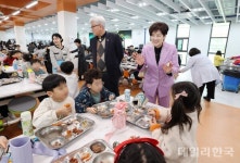 대구 본리초 급식실 문 열어...500명 동시 수용