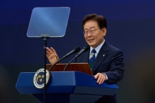 李대통령 지지율, 긍정 47.6%·부정 49.9%…'3대 메가프로젝트' 반등 변수 될까