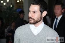 제임스 리 맥퀀 ′모델다운 포스 뿌리며 등장′