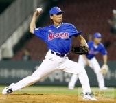 LG 레전드 김용수 코치, 롯데 유니폼 입는다