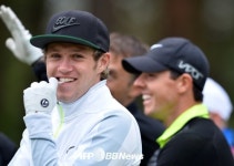 [EPGA] 매킬로이, 유명 가수 나일 호란과 동반플레이