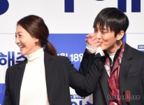 유아인, 이미연 손등에 기습 뽀뽀 OK