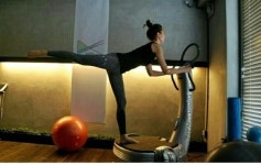 정우 결혼 김유미, 헬스기구 위에서 극세사 각선미 과시...우월 기럭지 눈길