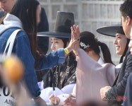 박보검과 하이파이브…눈호강·손호강 하는 팬 (구르미 그린 달빛 팬사인회)