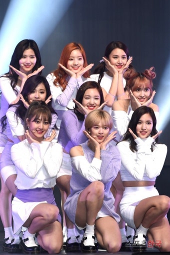 [화보] 트와이스 신곡 TT, 애교 가득 소녀감성…'차트 올킬'