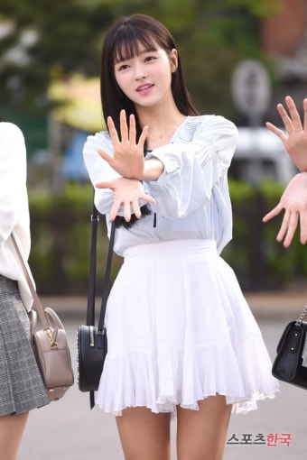 오마이걸 유아 '심쿵 유발하는 장풍'(뮤직뱅크 출근길)