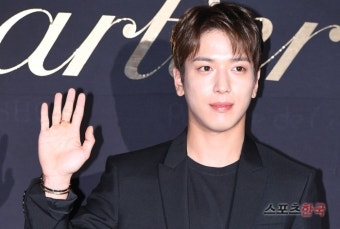 씨엔블루 정용화 '훈훈한 손인사'