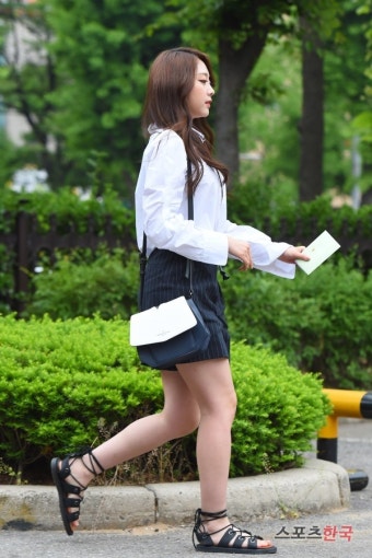 러블리즈 서지수 '하이힐 없이 왔어요~' (뮤직뱅크 출근길)