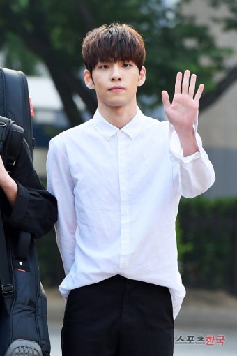 데이식스 원필, 무표정도 귀여워 (뮤직뱅크 출근길)