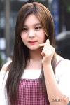  여자친구 엄지 깜찍한 하트 뿅(뮤직뱅크 출근길) 