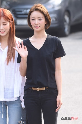 에이핑크 윤보미 '러블리한 핑크빛 볼터치'(뮤직뱅크 출근길)