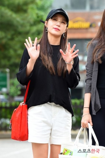 에이핑크 정은지, 깔끔한 출근길 패션 (뮤직뱅크 출근길)
