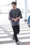  데니안 비행기 탈때는 편안한 패션으로 