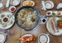  진한 육수에 쫄깃한 면발, 안면도 맛집 ‘전통딴뚝칼국수’ 