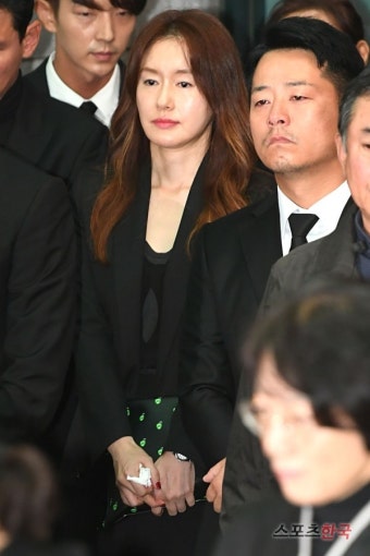 '故 김주혁 발인' 김지수, 멈추지 않는 눈물