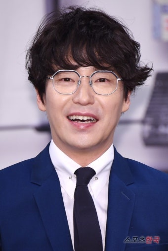 엄기준, 눈길 가는 독특한 헤어스타일