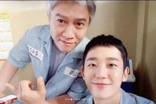  슬기로운 감빵생활 유대위, 출연진들과 함께 훈훈한 셀카…2상6방 ♥해요 