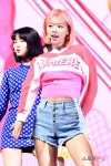  트와이스 정연, 확 달라진 핫핑크 헤어 