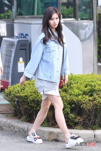 트와이스 사나, 멀리서도 눈에 쏙 들어오는 미모(뮤직뱅크 출근길)