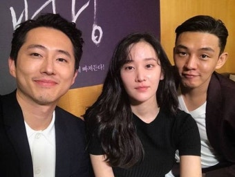 전종서, 유아인·스티븐 연과 깜찍 셀카…'자체발광 미모'
