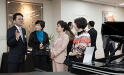  [스타인웨이 165주년] 코스모스악기 민관기 대표와 담소하는 피아니스트들 