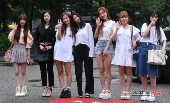 [포토] 러블리즈 '사랑스럽게~'(뮤직뱅크 출근길)
