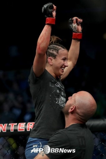 [UFC]'20세 천재 미녀 등장' 바버, 사이퍼스 TKO로 잡고 데뷔전 승