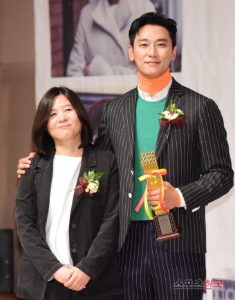 주지훈 '남우주연상 받았어요'
