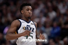  [NBA 현미경]도노반 미첼, 2년차 슬럼프에 빠졌나 