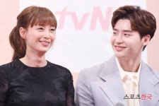  이종석·이나영, 훈훈한 연상연하 커플 (로맨스는 별책부록) 