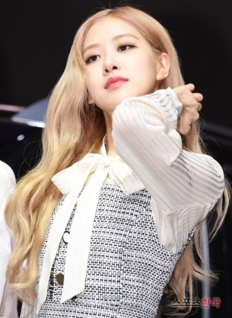 블랙핑크 로제, 금발 머리 찰떡 같이 소화 (2019 서울모터쇼)