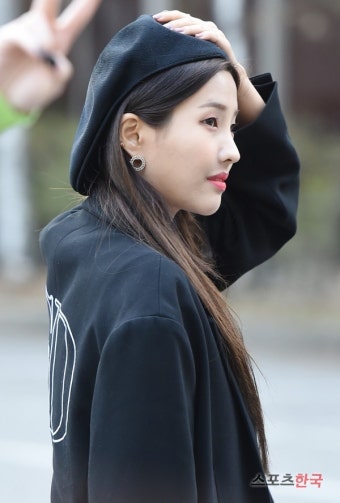(여자)아이들 소연, 모자 벗겨질라 손으로 잡고 (뮤직뱅크 출근길)
