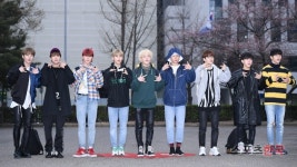  스트레이키즈, 블랙 앤 블루 (뮤직뱅크 출근길) 