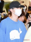  BTS 진, 귀여운 고래와 함께 입국 