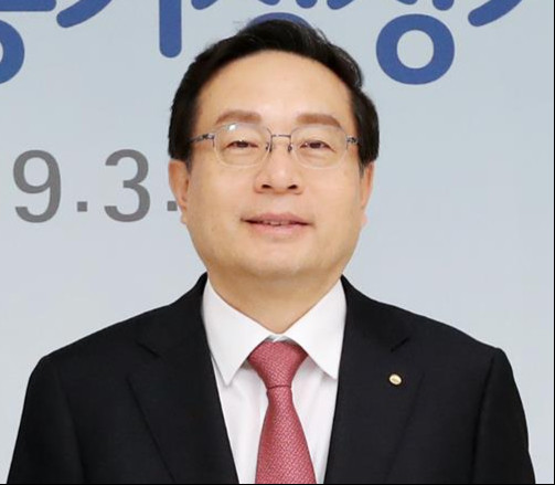 우리금융지주 전 회장, 친인척에 450억원 부당대출 혐의 구속 여부 오늘 결정