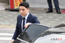 원정도박 혐의 승리, 경찰 출석위해 하차