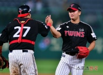 고우석, KBO 최연소 30세이브…LG 마무리 계보 이어간다
